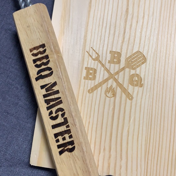 Set of 2 grill scraper and grill brush. - Picture 2 of 7